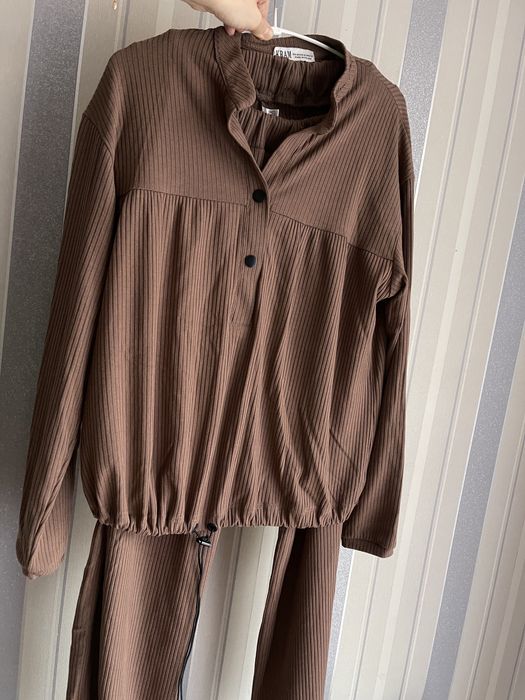 Коричневий костюм жіночий