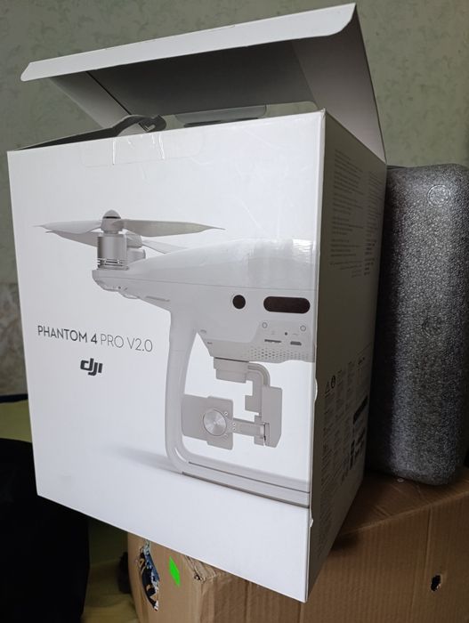 Phantom 4.  Дрон практично новий. Увесь комплект.