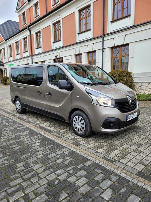 Licencjonowany przewóz osób. Wynajem busa z kierowcą.