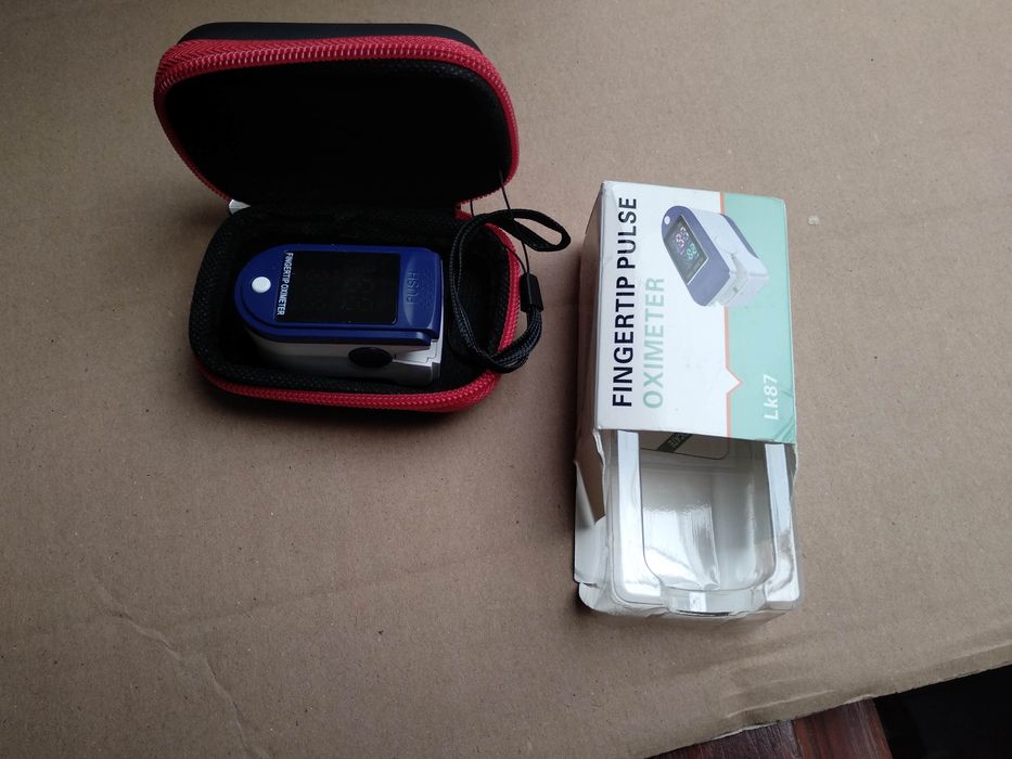Oxímetro de dedo com caixa para guardar