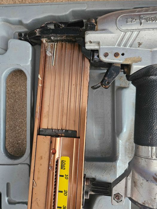 Pistola de pregos pneumática