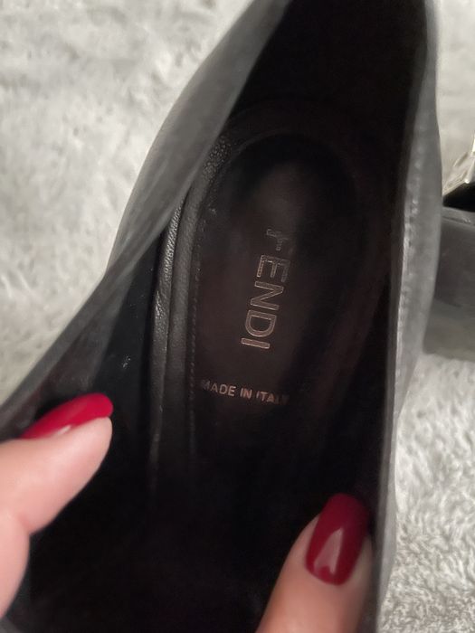 Женские кожаные туфли FENDY