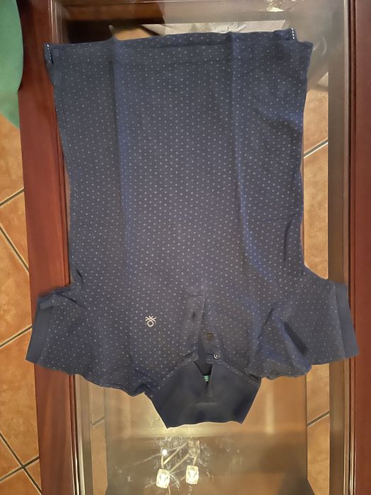 Polo azul escuro da Benetton com pontinhos brancos
