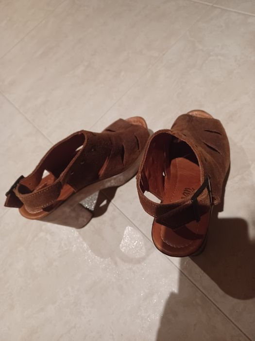 Socas em pele com salto de madeira, foram usadas poucas vezes conforme