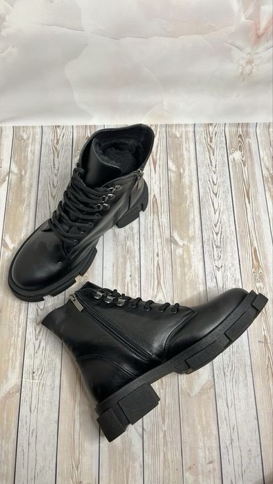Шкіряні жіночі черевики у стилі casual/combat.