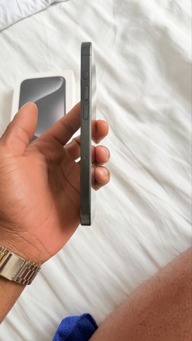 iPhone 15 Pro em muito bom estado, totalmente funcional e bem estimado.