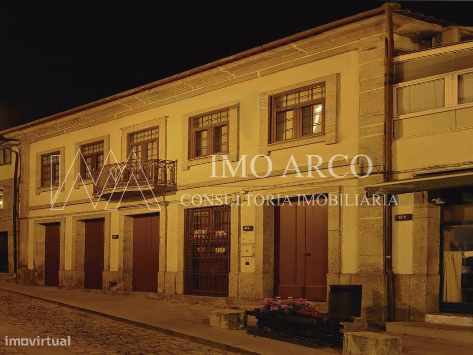 Moradia Duplex com duas lojas comerciais na Rua do Arco