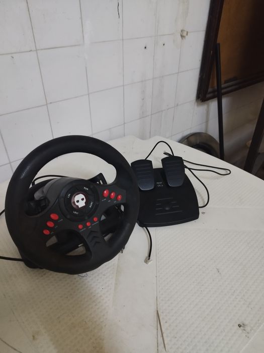 Volante com mudanças e pedais