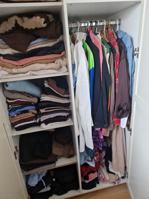 Biała szafa z uchwytami boho