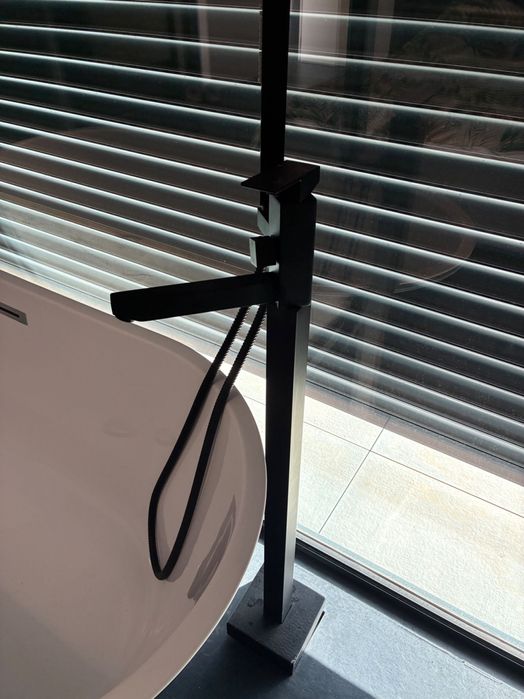 Banheira autónoma acrílica e torneira