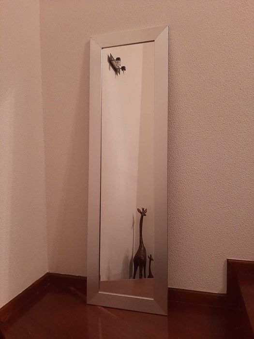 Espelho de parede. Com moldura pratrada.
