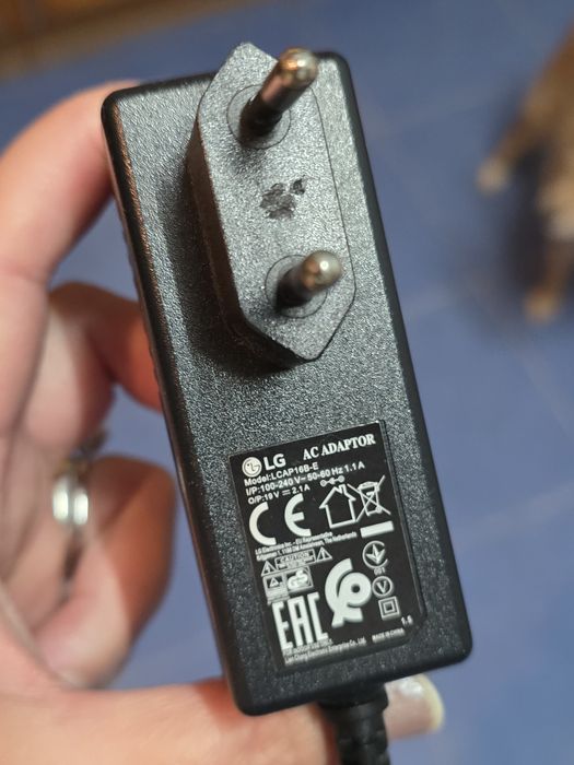 Vendo TV LG muito pouco usada  32 cms.Ideal para quarto de criança.