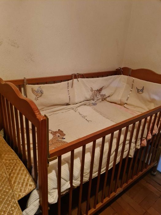 Cama de bebé excelente estado com colchão com pouco uso.