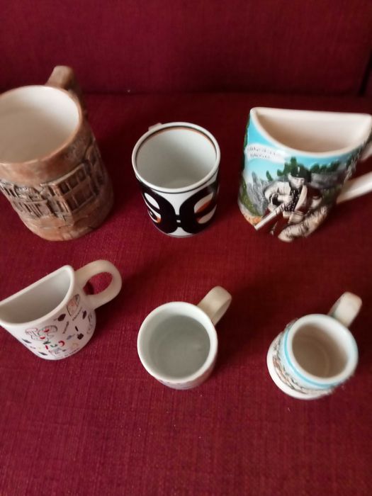 Coleção de seis canecas diferentes e tamanhos vários