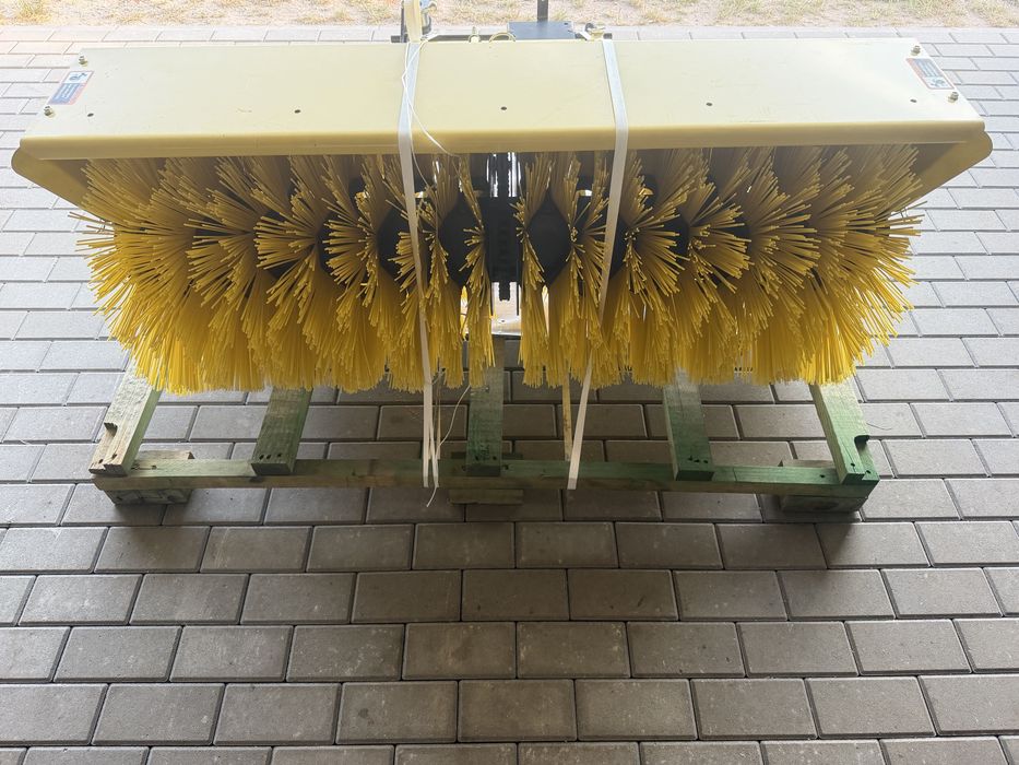Szczotka zamiatająca John Deere 52” Quick Hitch – NOWA, nieużywana