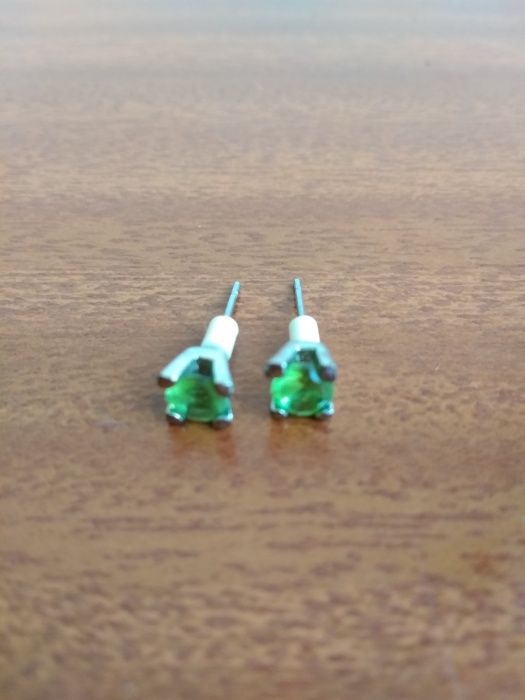 Brincos prateados com pedra verde