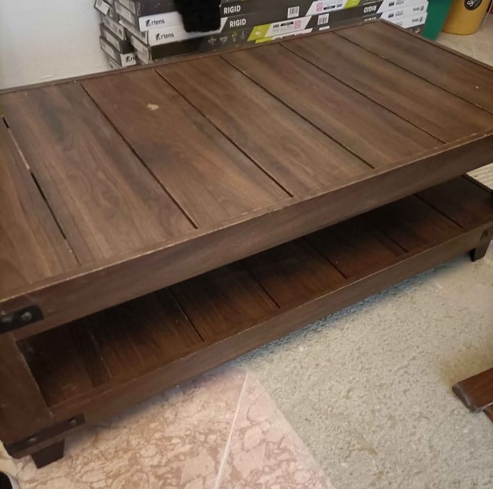 Garrafeira e mesa de centro