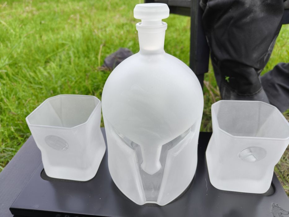 Zestaw do whisky Spartan (Karafka Hełm + 2 Szklanki) NOWY – Idealny prezent