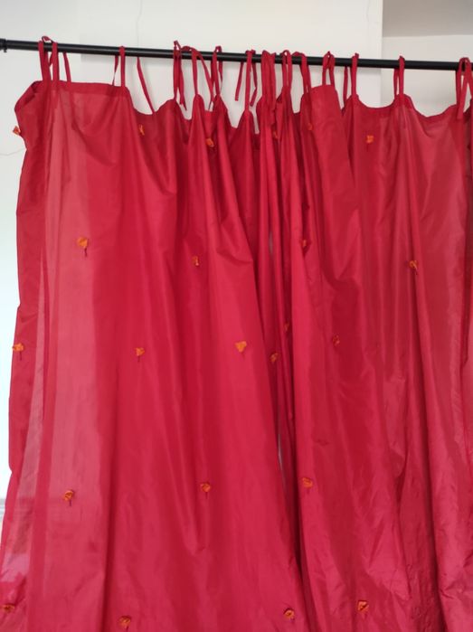 Cortinados pretos, brancos e vermelhos