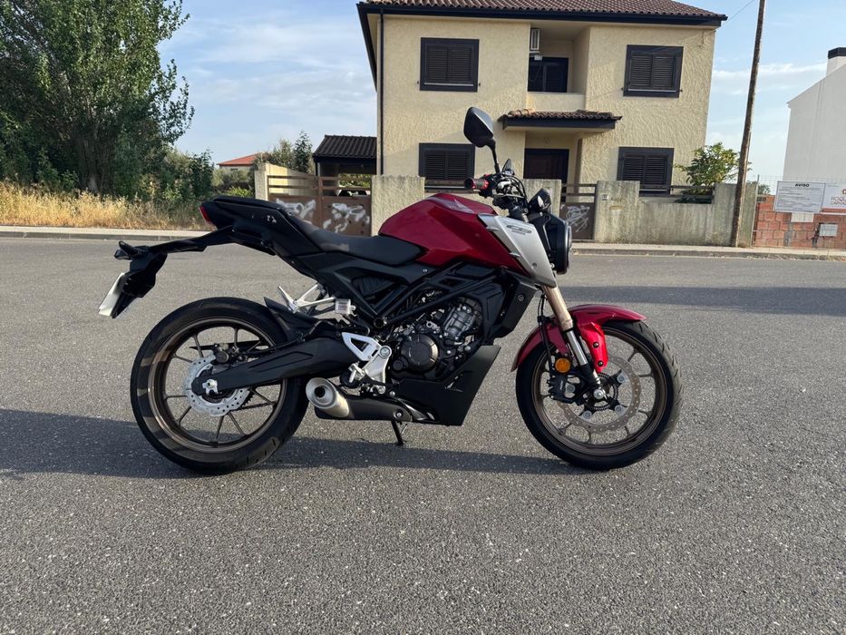Honda CB125R 2022. Apenas 988km