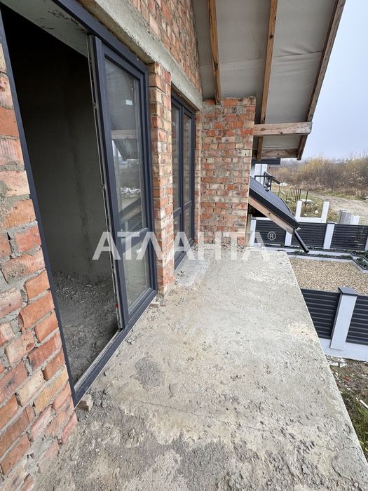 Продається двоповерховий котедж із власною земельною ділянкою!