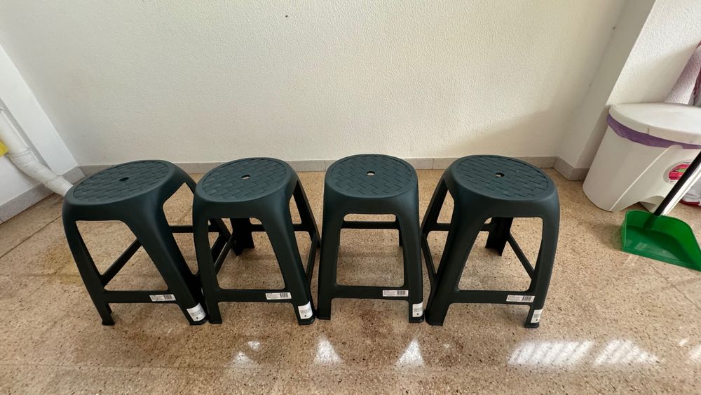 Conjunto de 4 Bancos de Plástico – Resistentes e Empilháveis