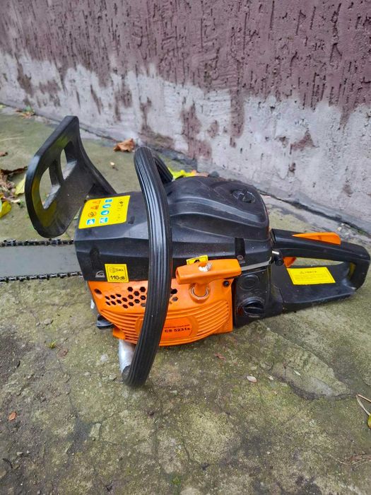 бензопила на хорошем ходу