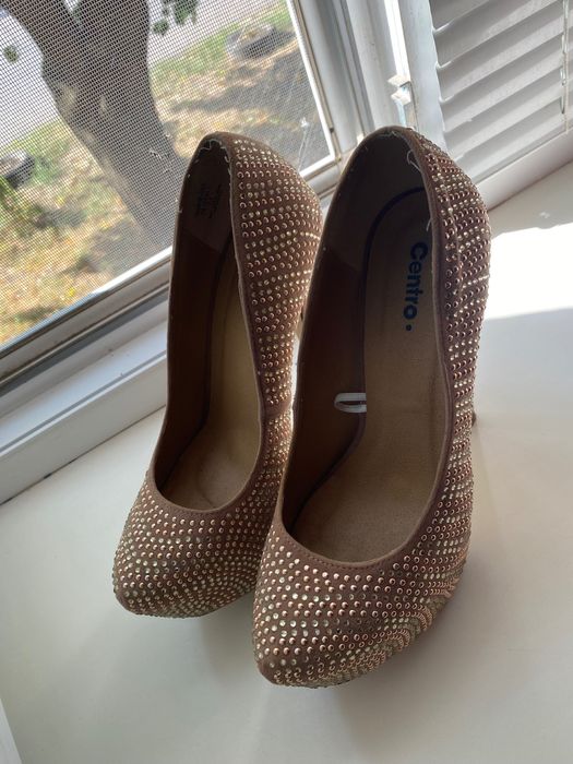 Продам святкові туфлі