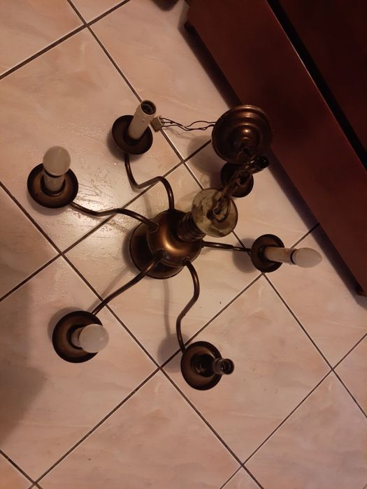 Stary żyrandol pająk