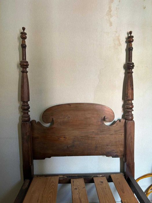 Cama antiga de colunas torneadas (madeira de vinhático) (1880 - 1910)