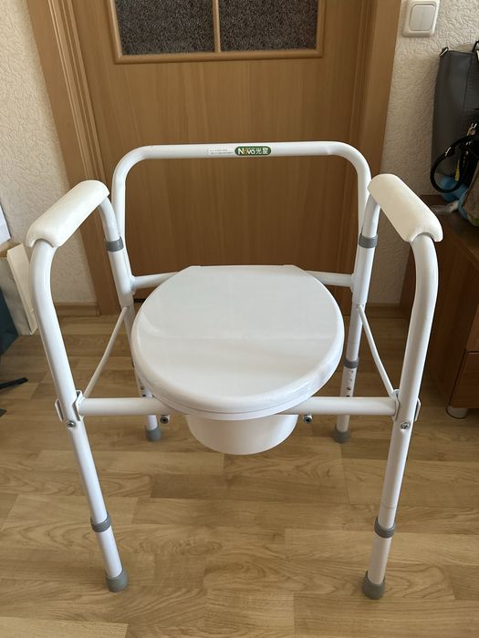 Крісло-туалет складне A8700AA, NOVA