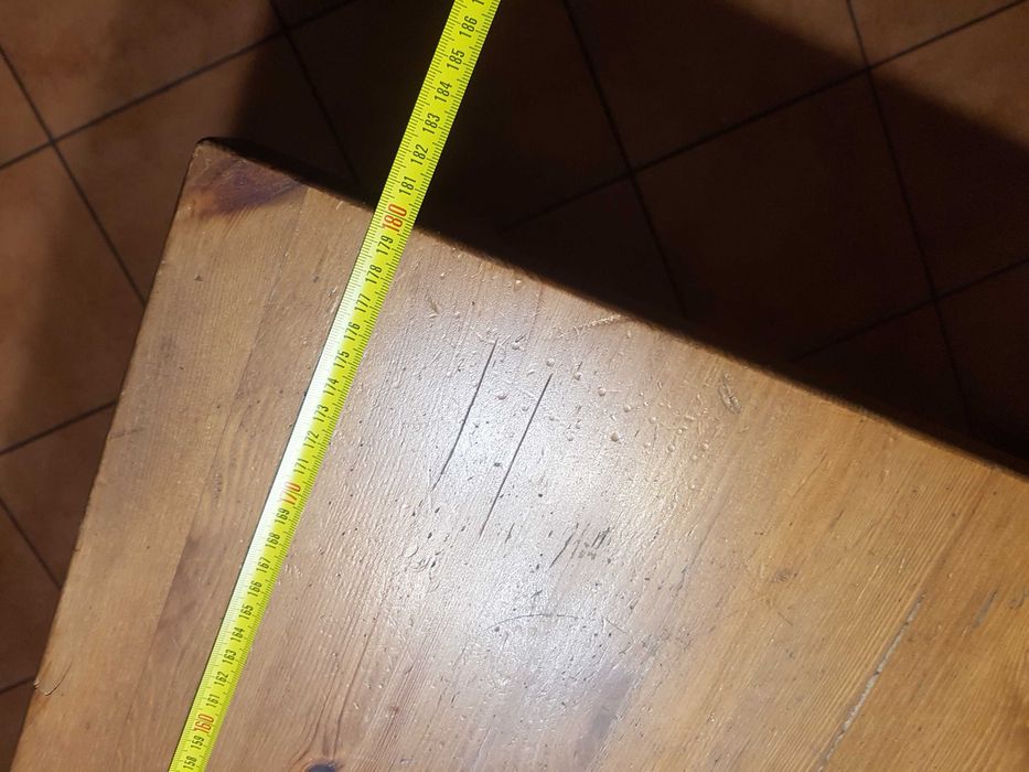 Stół IKEA z litego drewna.