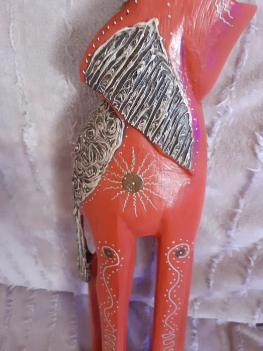 Figurka drewniana o wys.81 cm.reczna robota wyrób Indyjski bardzo ładne kolory bez uszkodzen  polecam