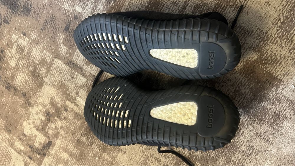 Yeezy Boost 350 V2 “Onyx” 42 | Jak nowe