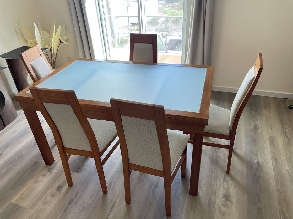 Mesa de jantar e 6 cadeiras