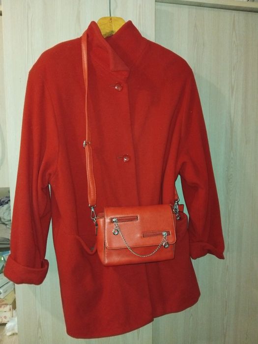 Полупальто красного цвета