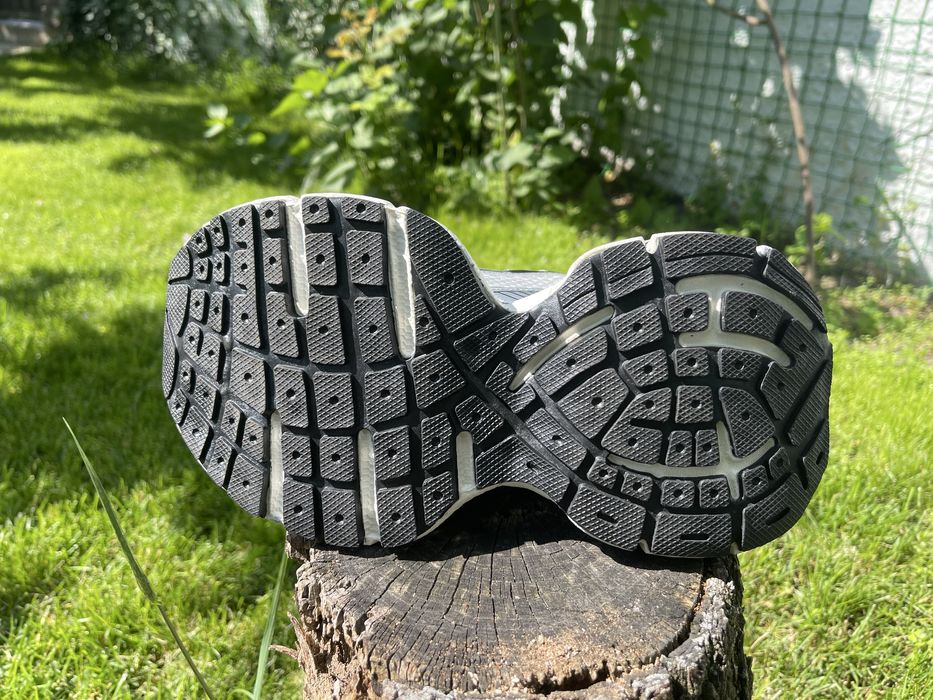 Продаються кросівки