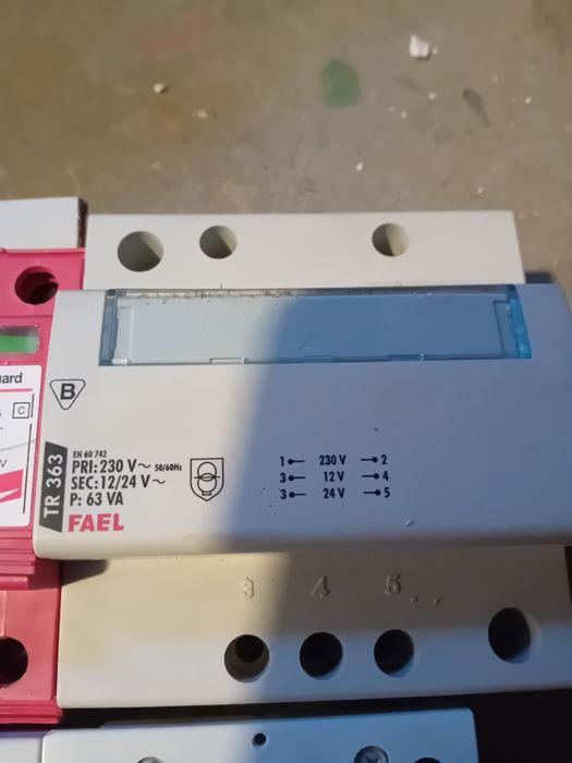 Rozdzielnica odgromniki różnicówka wyłącznik  kontrola faz transformat