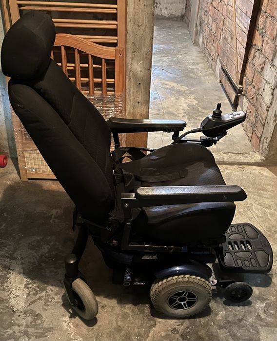 Wózek inwalidzki lub dla seniora akumulatorowy