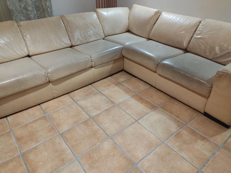 Sofá de canto em napa creme, com 6/7 lugares