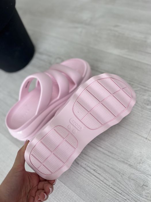 Жіночі шльопанці Crocs Mega Crush Triple Strap W10