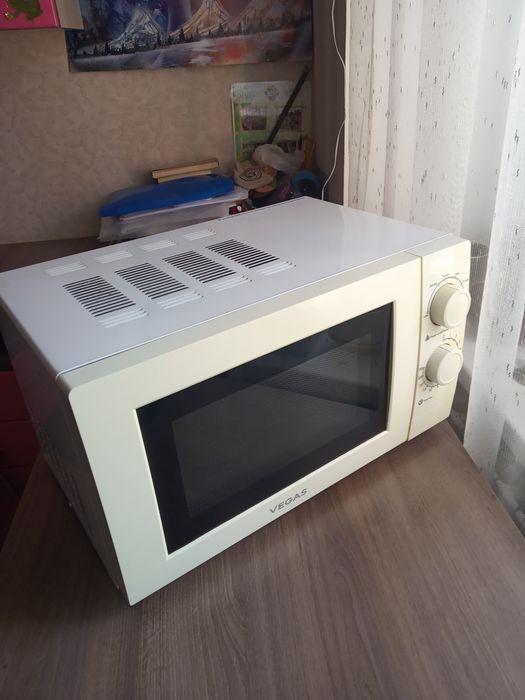 Мікрохвильова піч Vegas у відмінному стані.