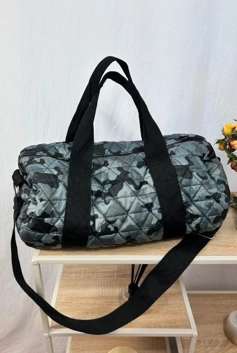 Torba sportowa podróżna moro pikowana na ramię duffle