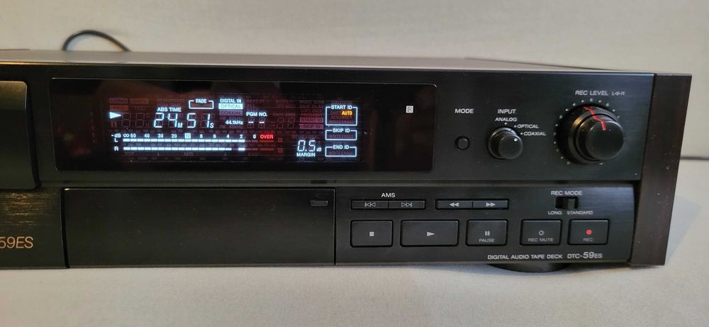 Magnetofon cyfrowy Sony DTC-59ES DAT (drewniane boczki) +pilot zamiennik