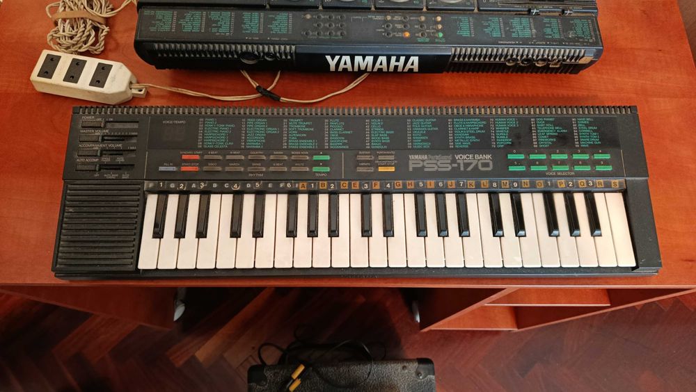 Equipamento Yamaha de Precursão, piano e coluna de som
