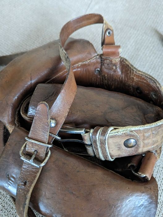 Патронташ мисливський , шкіряний 12 калібр на 36 набоїв.