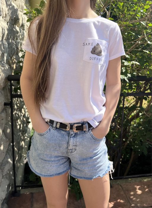 Biała koszulka z nadrukiem i kieszenią Sinsay