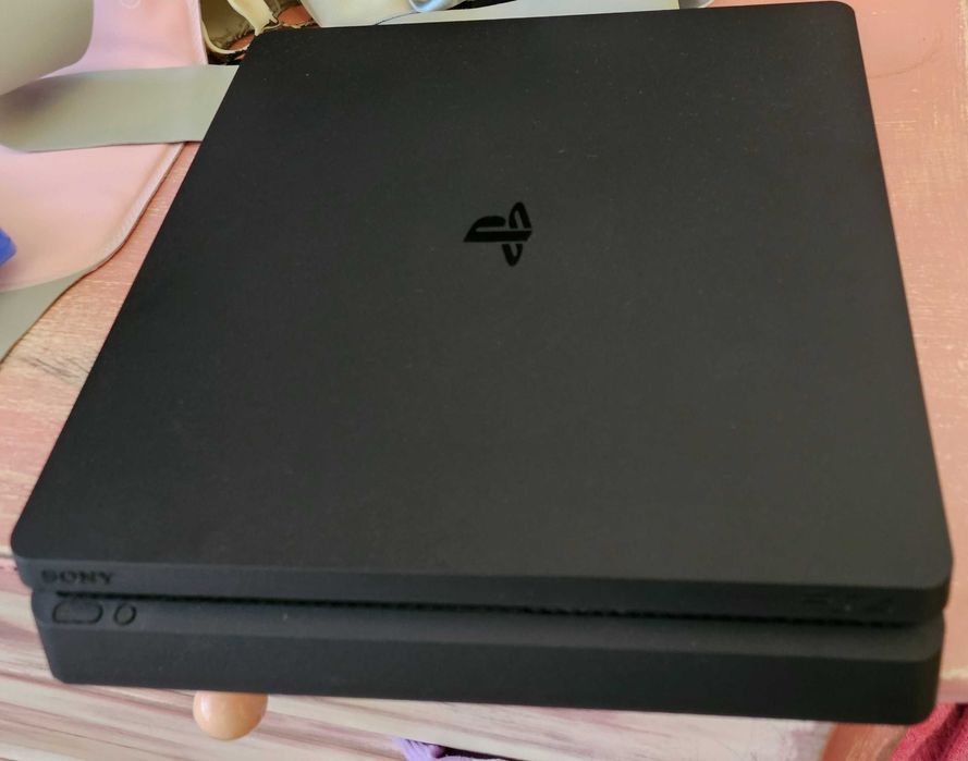 PS4 Slim 1TB com comando e jogo