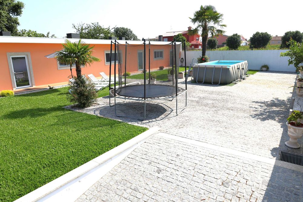 EPS49,casa V3, preço ESPECIAL de 800€ semana de 8-15 Agosto. Casa piso térreo,piscina e salão jogos.Grande espaço exterior