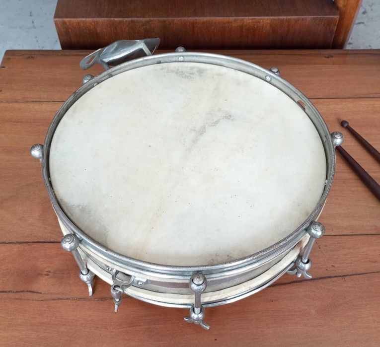 Antigo tambor baquetas e duas cornetas Mocidade Portuguesa